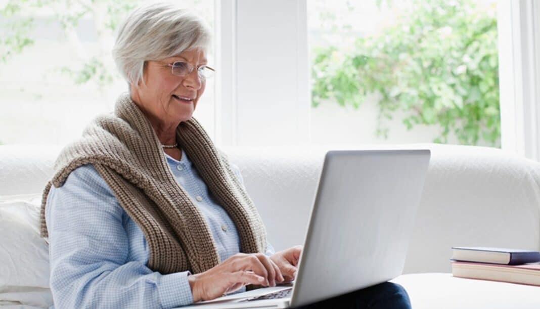 seniorka w okularach