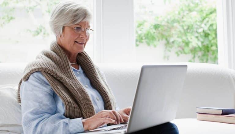 seniorka w okularach