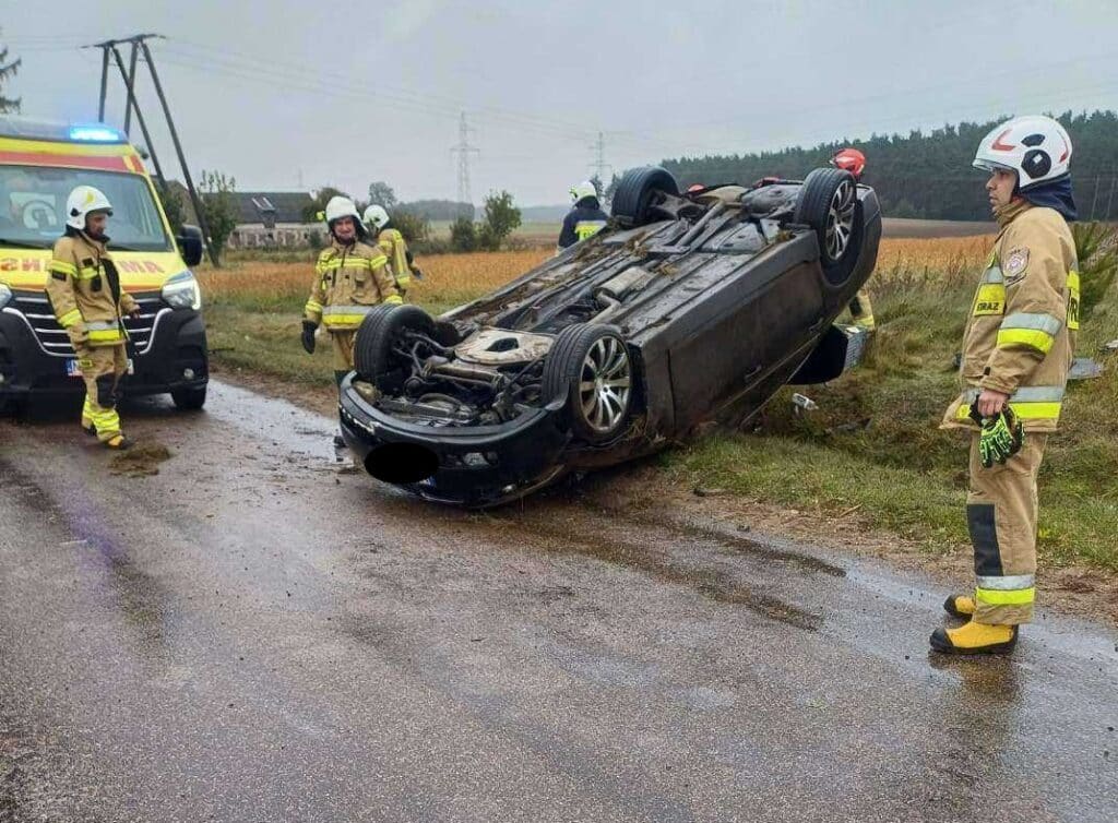 Kto zawinił? Mżawka, liście na drodze, czy nadmierna prędkość? - BMW dachowało na prostej drodze. Wpadło do rowu i wróciło na jezdnię… na dachu