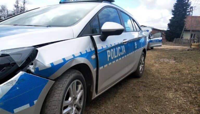 uszkodzony radiowóz policyjny