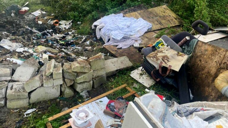 śmieci palone na działce