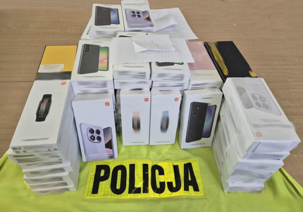 Złodzieje ukradli sprzęt elektroniczny dużej wartości. - Warszawiacy okradli sklep na Mazurach. Zabrali 76 smartfonów i smartwatchy