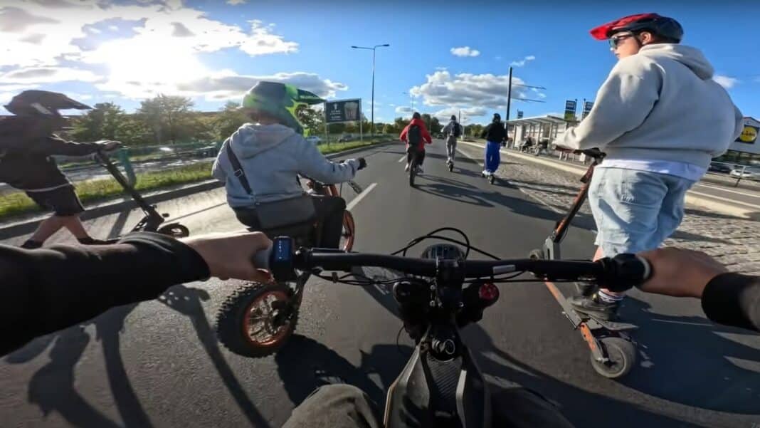 na pojazdach elektrycznych jeżdżą po ulicach Olsztyna