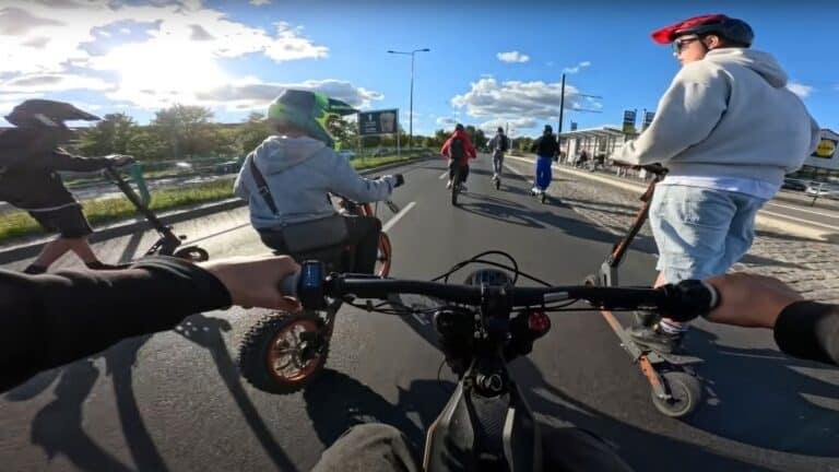na pojazdach elektrycznych jeżdżą po ulicach Olsztyna