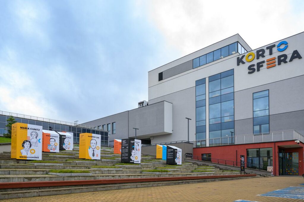 Wystawa w Kortowie przypomina o wielkich polskich uczonych. - W Kortowie stanęła niezwykła ekspozycja. Każdy może obejrzeć