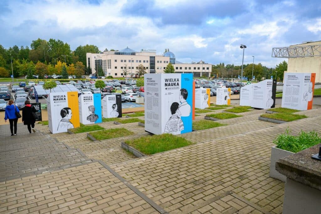 Wystawa w Kortowie przypomina o wielkich polskich uczonych. - W Kortowie stanęła niezwykła ekspozycja. Każdy może obejrzeć