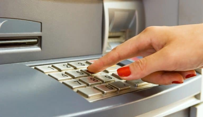 kobieta przy bankomacie