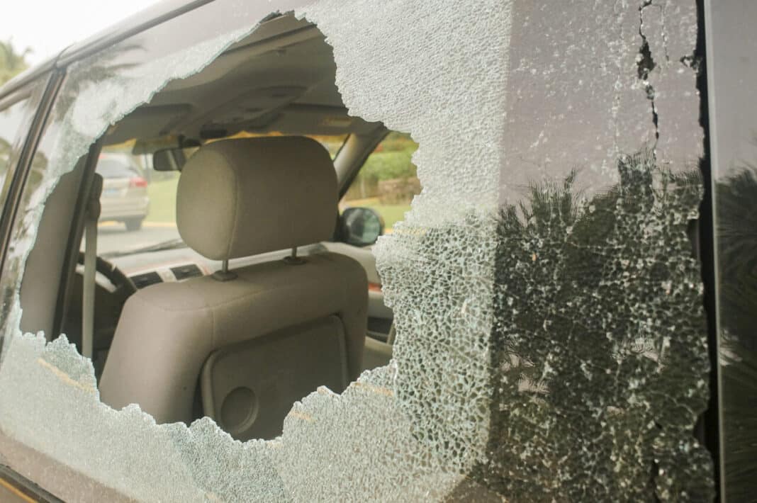 wybita szyba w samochodzie