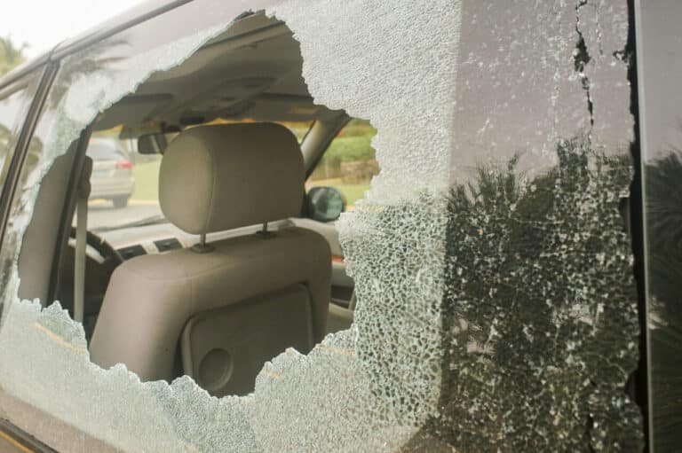 wybita szyba w samochodzie