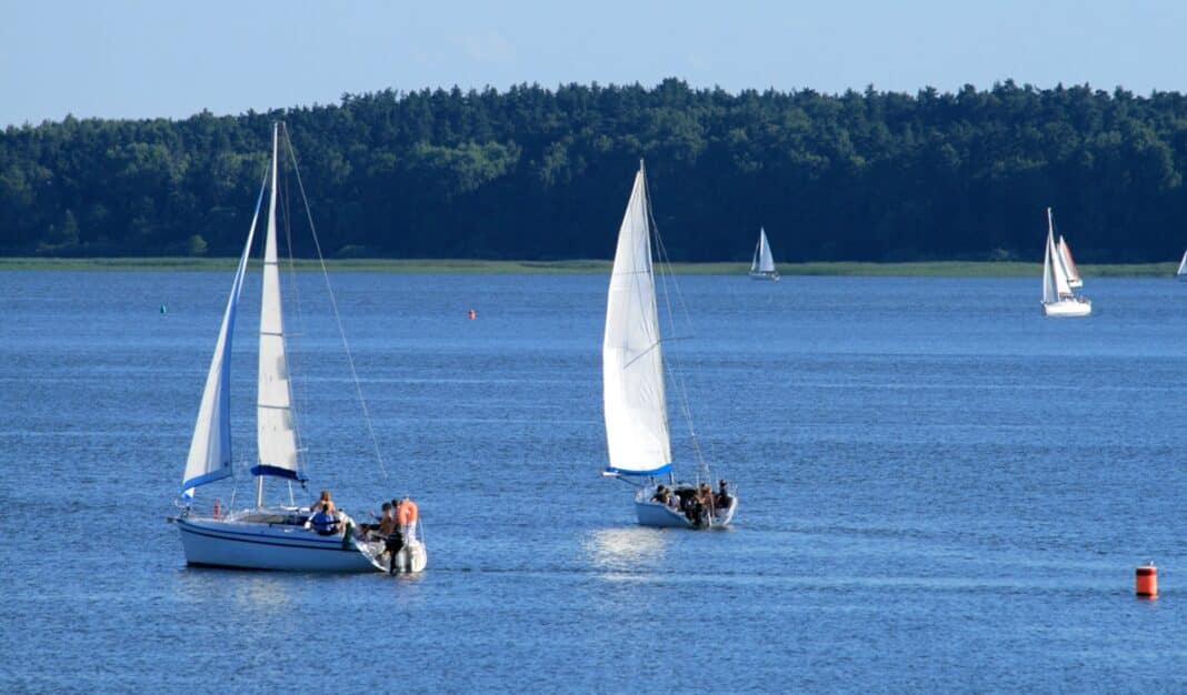 żaglówki na jeziorze