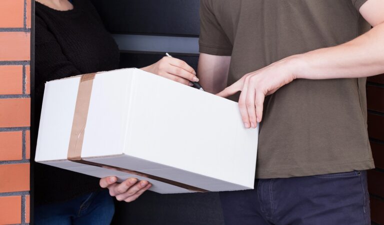 kurier dostarcza paczkę