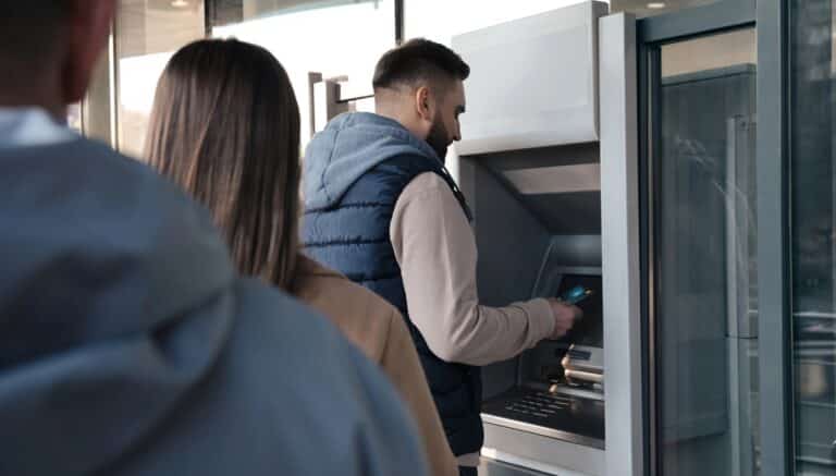 Kolejka przy bankomacie