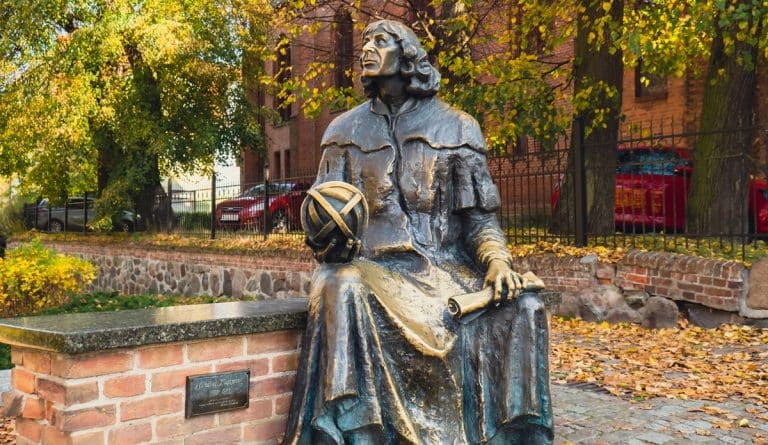 pomnik Kopernika przy zamku w Olsztynie