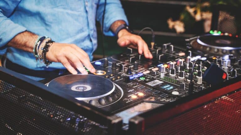 Dj w klubie