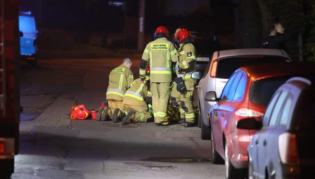 Widziano ją, jak stoi w oknie. Wkrótce upadła na ziemię. - 21-latka wypadła z okna na osiedlu w Olsztynie