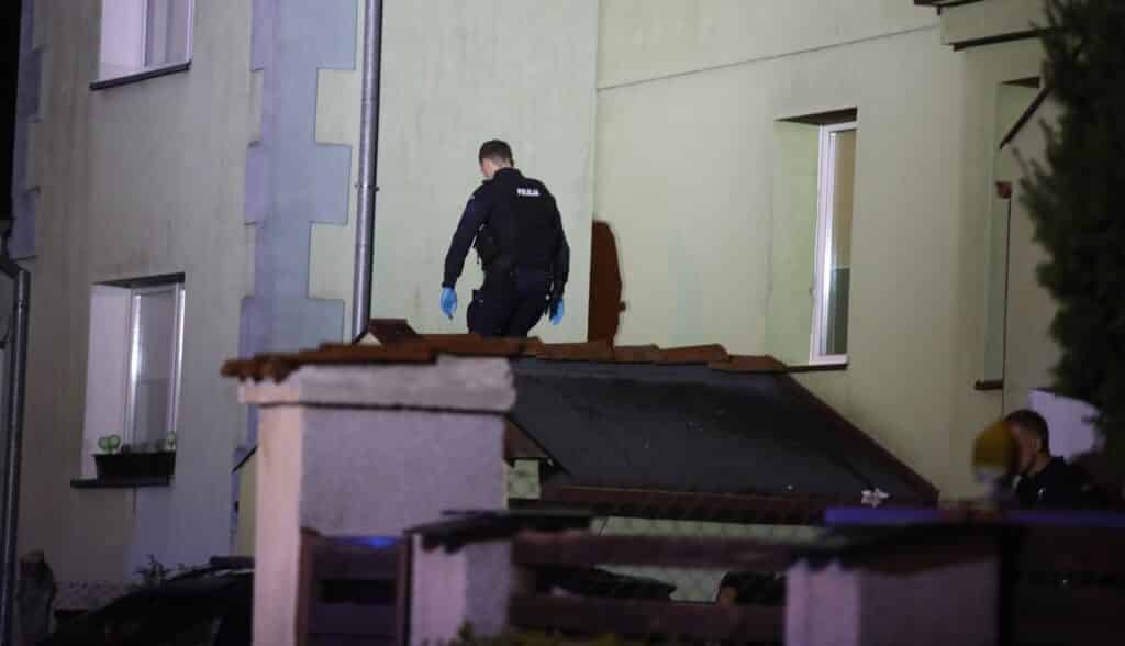 Widziano ją, jak stoi w oknie. Wkrótce upadła na ziemię. - 21-latka wypadła z okna na osiedlu w Olsztynie