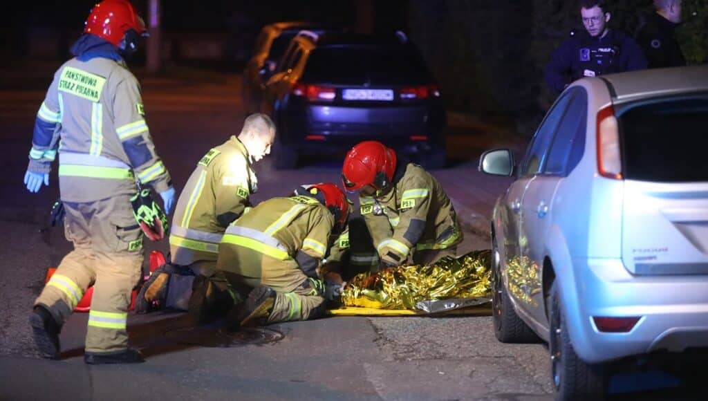 Widziano ją, jak stoi w oknie. Wkrótce upadła na ziemię. - 21-latka wypadła z okna na osiedlu w Olsztynie