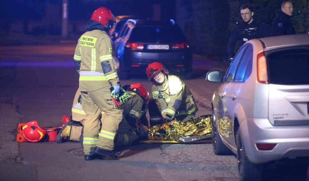 Widziano ją, jak stoi w oknie. Wkrótce upadła na ziemię. - 21-latka wypadła z okna na osiedlu w Olsztynie