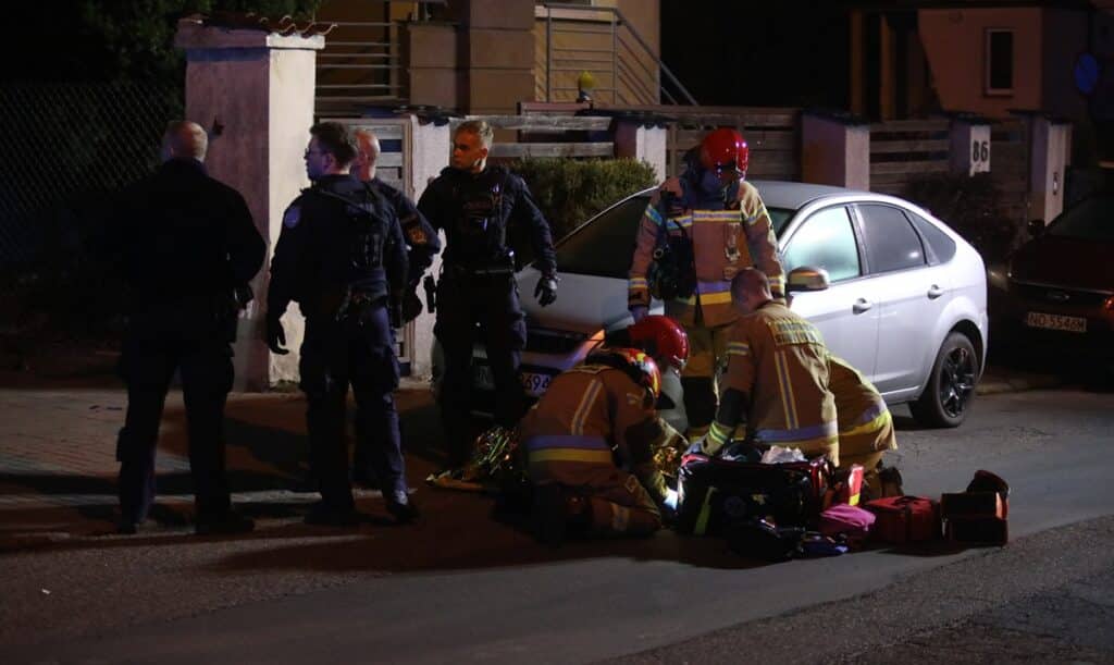 Widziano ją, jak stoi w oknie. Wkrótce upadła na ziemię. - 21-latka wypadła z okna na osiedlu w Olsztynie