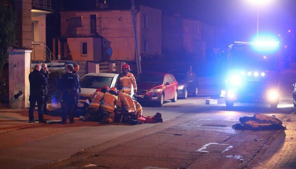 Widziano ją, jak stoi w oknie. Wkrótce upadła na ziemię. - 21-latka wypadła z okna na osiedlu w Olsztynie