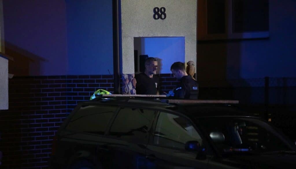 Widziano ją, jak stoi w oknie. Wkrótce upadła na ziemię. - 21-latka wypadła z okna na osiedlu w Olsztynie