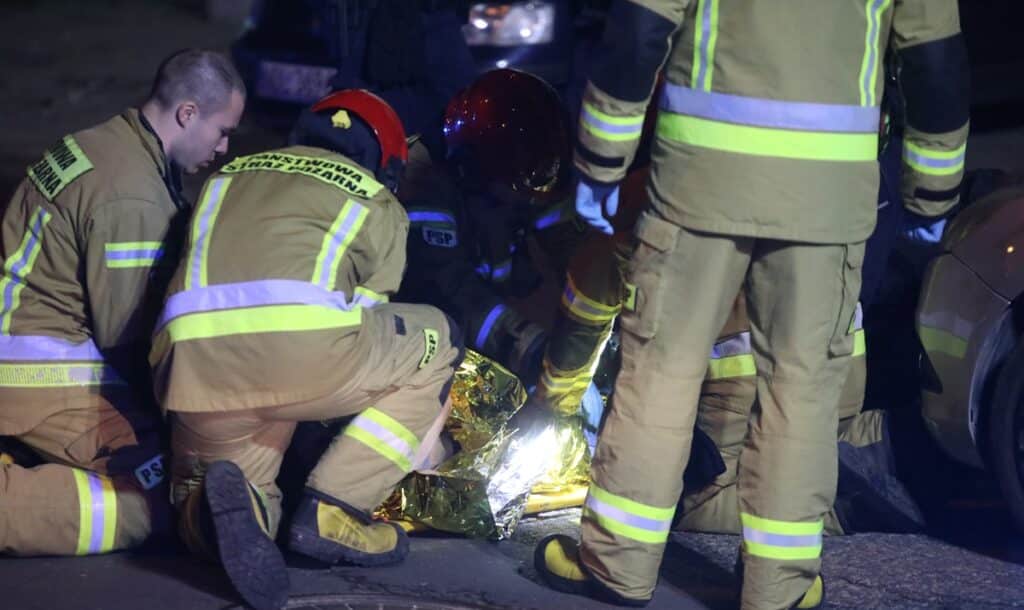 Widziano ją, jak stoi w oknie. Wkrótce upadła na ziemię. - 21-latka wypadła z okna na osiedlu w Olsztynie