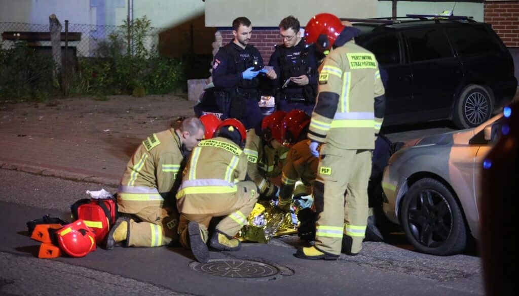 Widziano ją, jak stoi w oknie. Wkrótce upadła na ziemię. - 21-latka wypadła z okna na osiedlu w Olsztynie