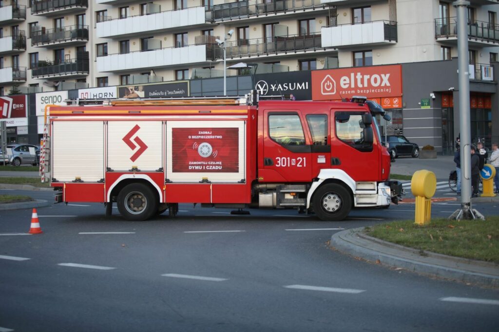Niebezpieczne zderzenie na jednej z głównych ulic Olsztyna. - BMW i Toyota roztrzaskane przy Leroy Merlin w Olsztynie. Ta ulica jest przeklęta?
