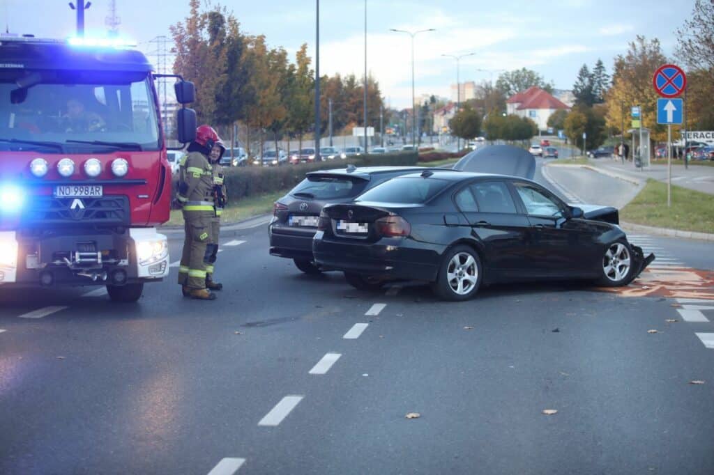 Niebezpieczne zderzenie na jednej z głównych ulic Olsztyna. - BMW i Toyota roztrzaskane przy Leroy Merlin w Olsztynie. Ta ulica jest przeklęta?