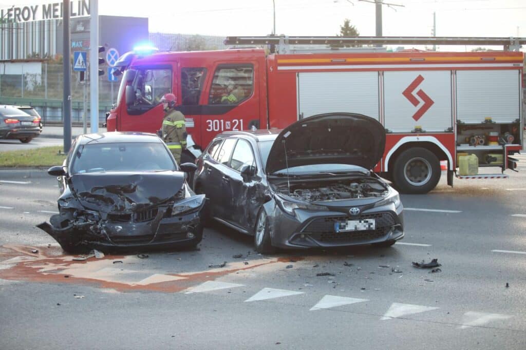 Niebezpieczne zderzenie na jednej z głównych ulic Olsztyna. - BMW i Toyota roztrzaskane przy Leroy Merlin w Olsztynie. Ta ulica jest przeklęta?