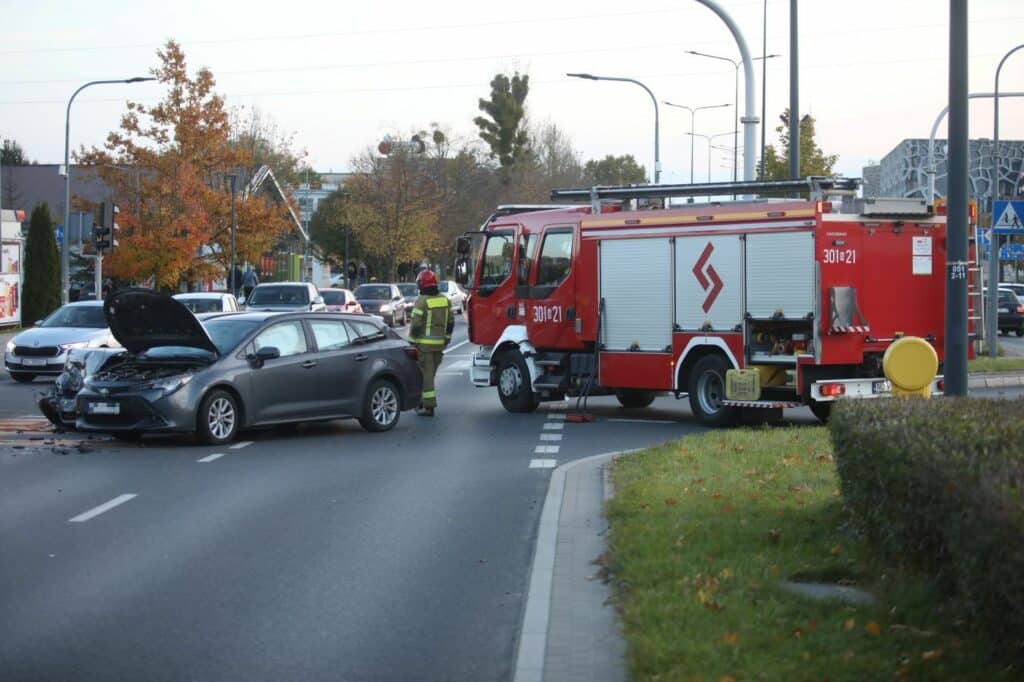 Niebezpieczne zderzenie na jednej z głównych ulic Olsztyna. - BMW i Toyota roztrzaskane przy Leroy Merlin w Olsztynie. Ta ulica jest przeklęta?