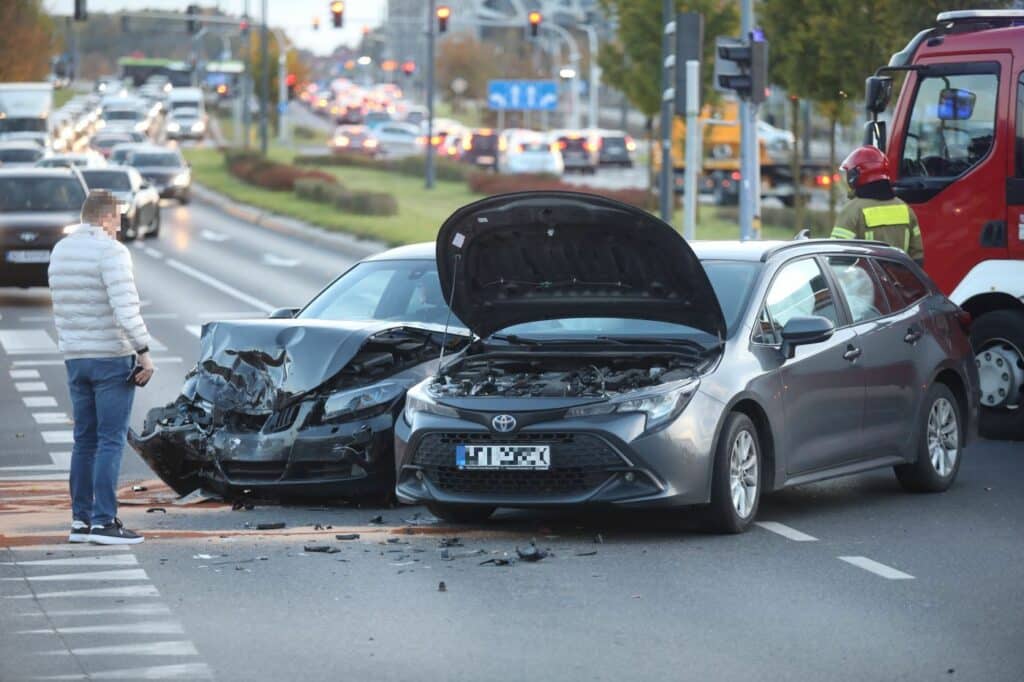 Niebezpieczne zderzenie na jednej z głównych ulic Olsztyna. - BMW i Toyota roztrzaskane przy Leroy Merlin w Olsztynie. Ta ulica jest przeklęta?
