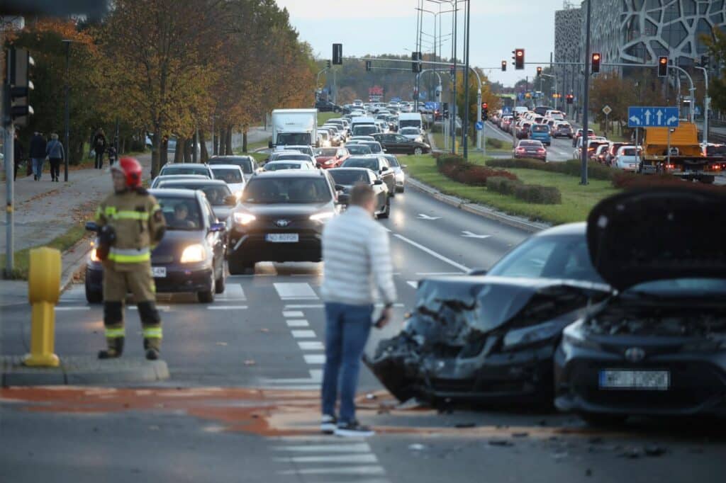 Niebezpieczne zderzenie na jednej z głównych ulic Olsztyna. - BMW i Toyota roztrzaskane przy Leroy Merlin w Olsztynie. Ta ulica jest przeklęta?