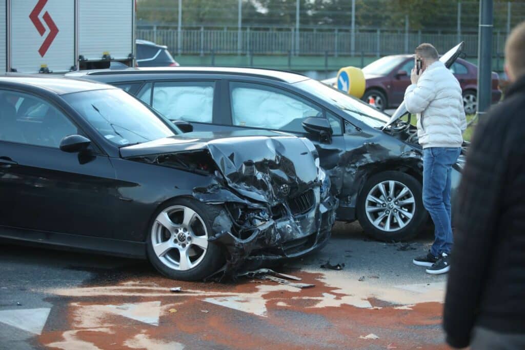 Niebezpieczne zderzenie na jednej z głównych ulic Olsztyna. - BMW i Toyota roztrzaskane przy Leroy Merlin w Olsztynie. Ta ulica jest przeklęta?