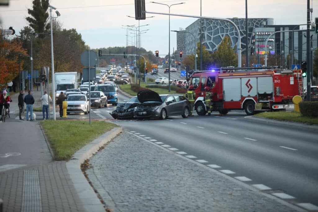 Niebezpieczne zderzenie na jednej z głównych ulic Olsztyna. - BMW i Toyota roztrzaskane przy Leroy Merlin w Olsztynie. Ta ulica jest przeklęta?