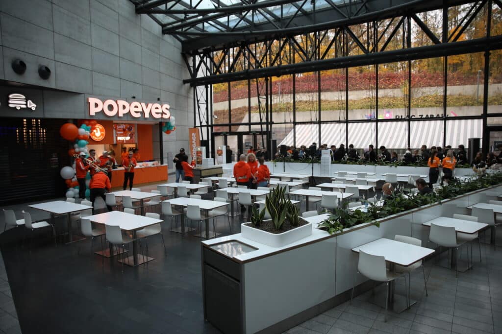 Ludzie czekali w kolejce od wczoraj. - Popeyes w Olsztynie otwarty. Ogromna kolejka czekała na darmowe kanapki