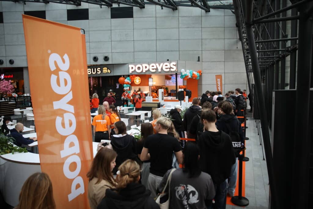 Ludzie czekali w kolejce od wczoraj. - Popeyes w Olsztynie otwarty. Ogromna kolejka czekała na darmowe kanapki