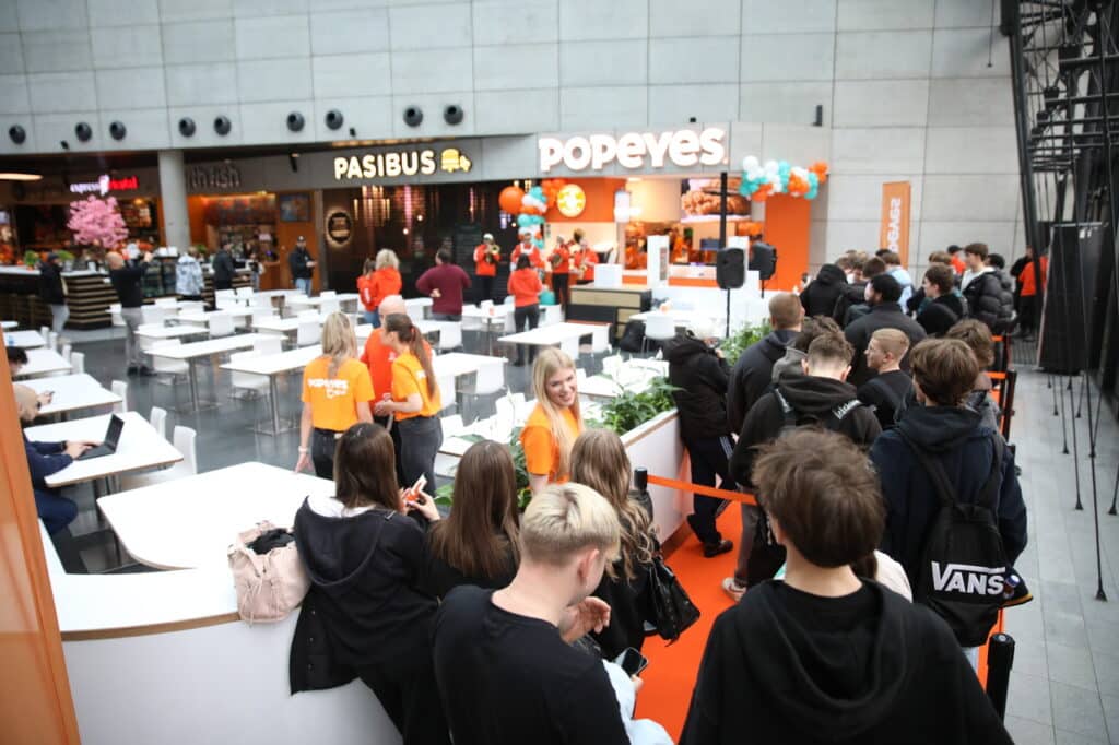 Ludzie czekali w kolejce od wczoraj. - Popeyes w Olsztynie otwarty. Ogromna kolejka czekała na darmowe kanapki