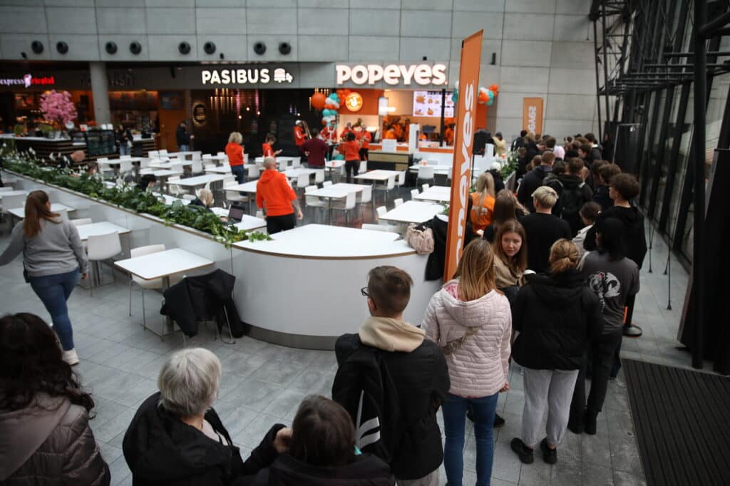 Ludzie czekali w kolejce od wczoraj. - Popeyes w Olsztynie otwarty. Ogromna kolejka czekała na darmowe kanapki