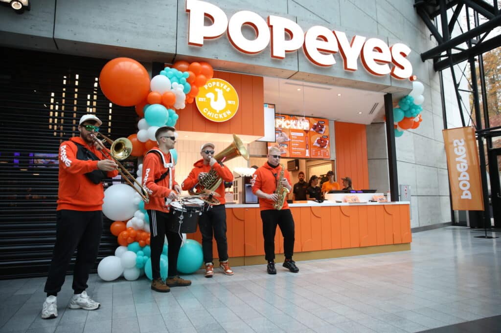 Ludzie czekali w kolejce od wczoraj. - Popeyes w Olsztynie otwarty. Ogromna kolejka czekała na darmowe kanapki