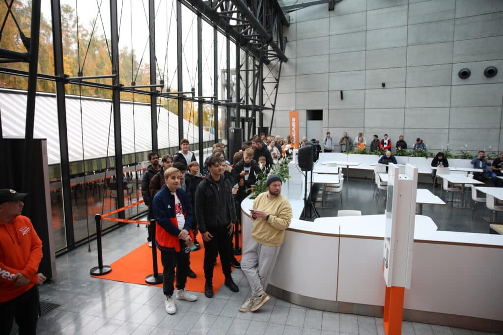 Ludzie czekali w kolejce od wczoraj. - Popeyes w Olsztynie otwarty. Ogromna kolejka czekała na darmowe kanapki