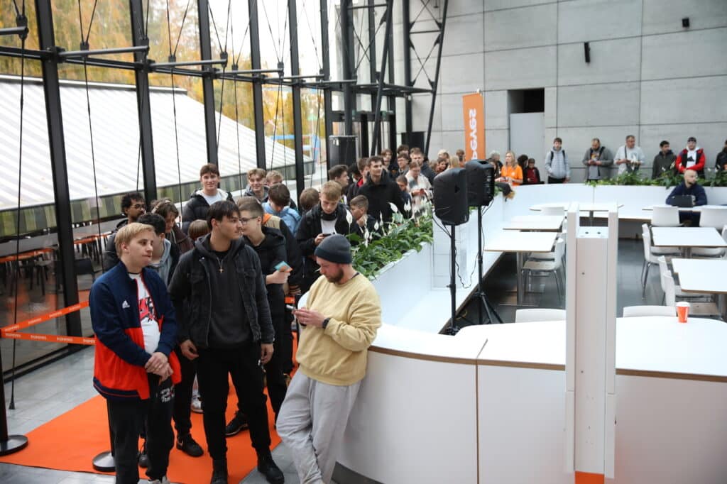 Ludzie czekali w kolejce od wczoraj. - Popeyes w Olsztynie otwarty. Ogromna kolejka czekała na darmowe kanapki