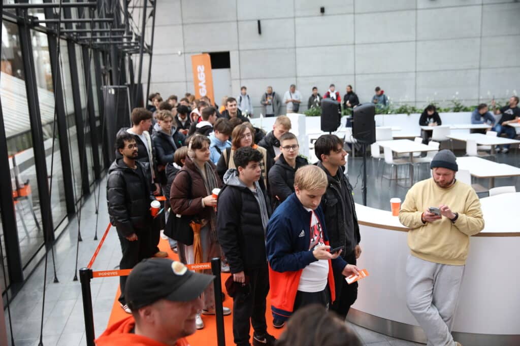 Ludzie czekali w kolejce od wczoraj. - Popeyes w Olsztynie otwarty. Ogromna kolejka czekała na darmowe kanapki