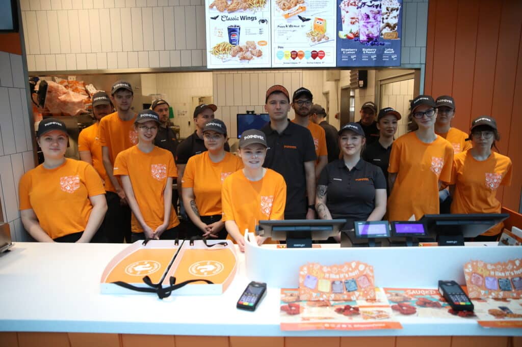 Ludzie czekali w kolejce od wczoraj. - Popeyes w Olsztynie otwarty. Ogromna kolejka czekała na darmowe kanapki