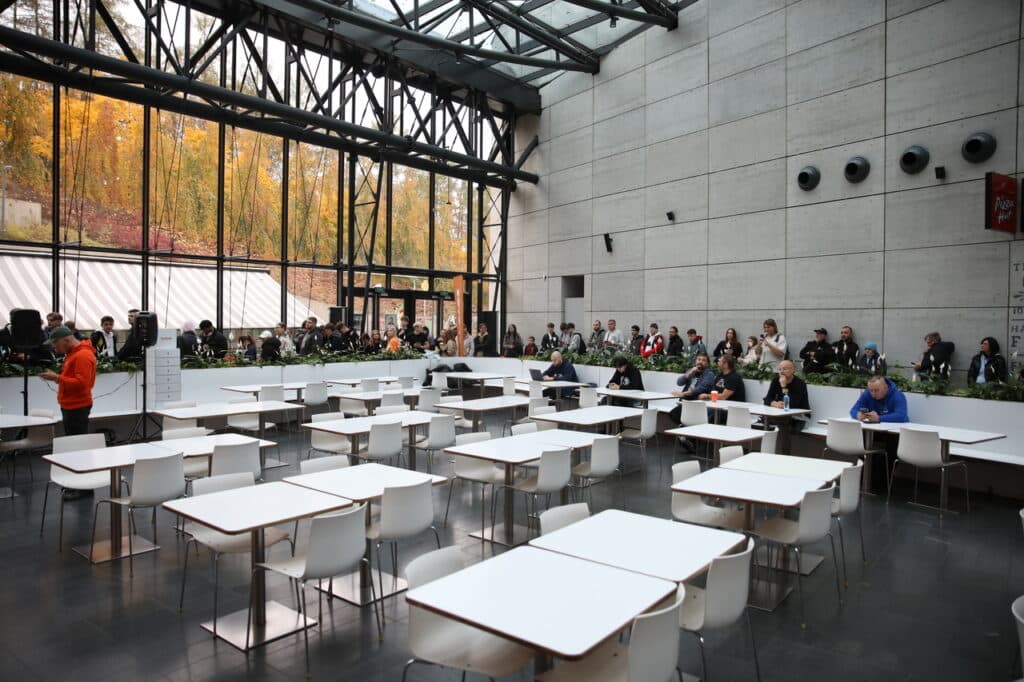 Ludzie czekali w kolejce od wczoraj. - Popeyes w Olsztynie otwarty. Ogromna kolejka czekała na darmowe kanapki