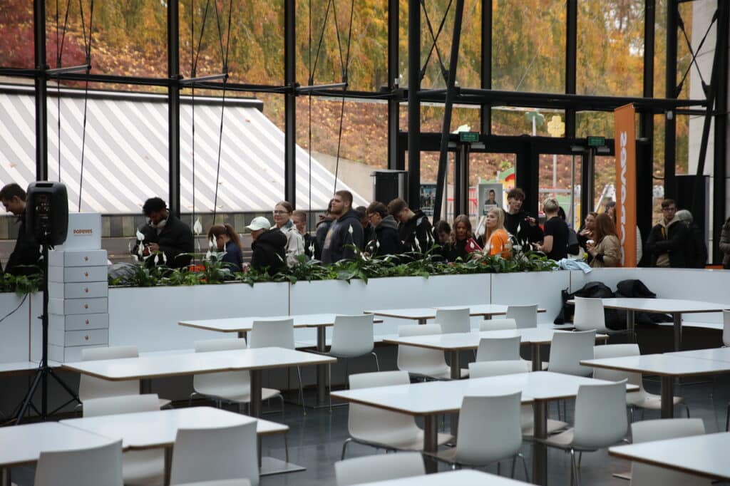 Ludzie czekali w kolejce od wczoraj. - Popeyes w Olsztynie otwarty. Ogromna kolejka czekała na darmowe kanapki