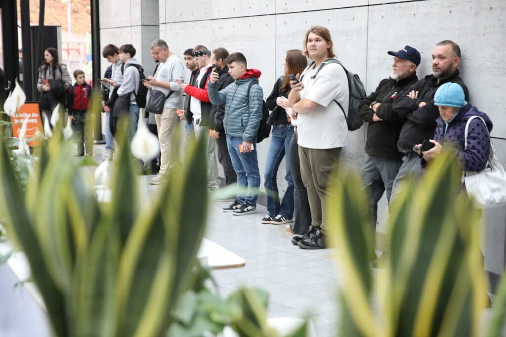 Ludzie czekali w kolejce od wczoraj. - Popeyes w Olsztynie otwarty. Ogromna kolejka czekała na darmowe kanapki