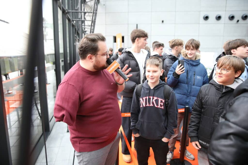 Ludzie czekali w kolejce od wczoraj. - Popeyes w Olsztynie otwarty. Ogromna kolejka czekała na darmowe kanapki