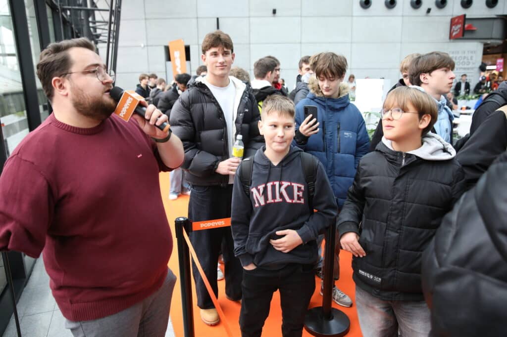 Ludzie czekali w kolejce od wczoraj. - Popeyes w Olsztynie otwarty. Ogromna kolejka czekała na darmowe kanapki