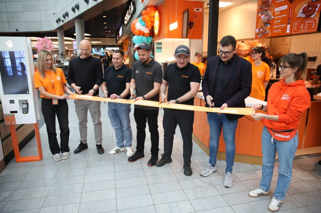 Ludzie czekali w kolejce od wczoraj. - Popeyes w Olsztynie otwarty. Ogromna kolejka czekała na darmowe kanapki